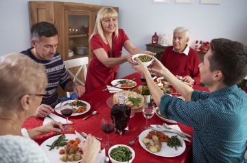 Родная кровь: психолог о новогодних визитах к родственникам