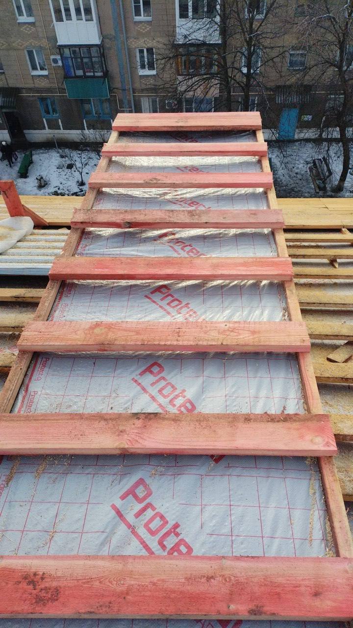 Специалисты продолжают ремонт крыши № 34 на ул. Панфиловцев