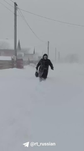 Буквально за ночь Казань оказалась в снежном плену: замело подземные переходы, люди пробираются сквозь сугробы, машины не могут выехать с парковок