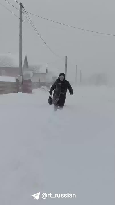 Буквально за ночь Казань оказалась в снежном плену: замело подземные переходы, люди пробираются сквозь сугробы, машины не могут выехать с парковок