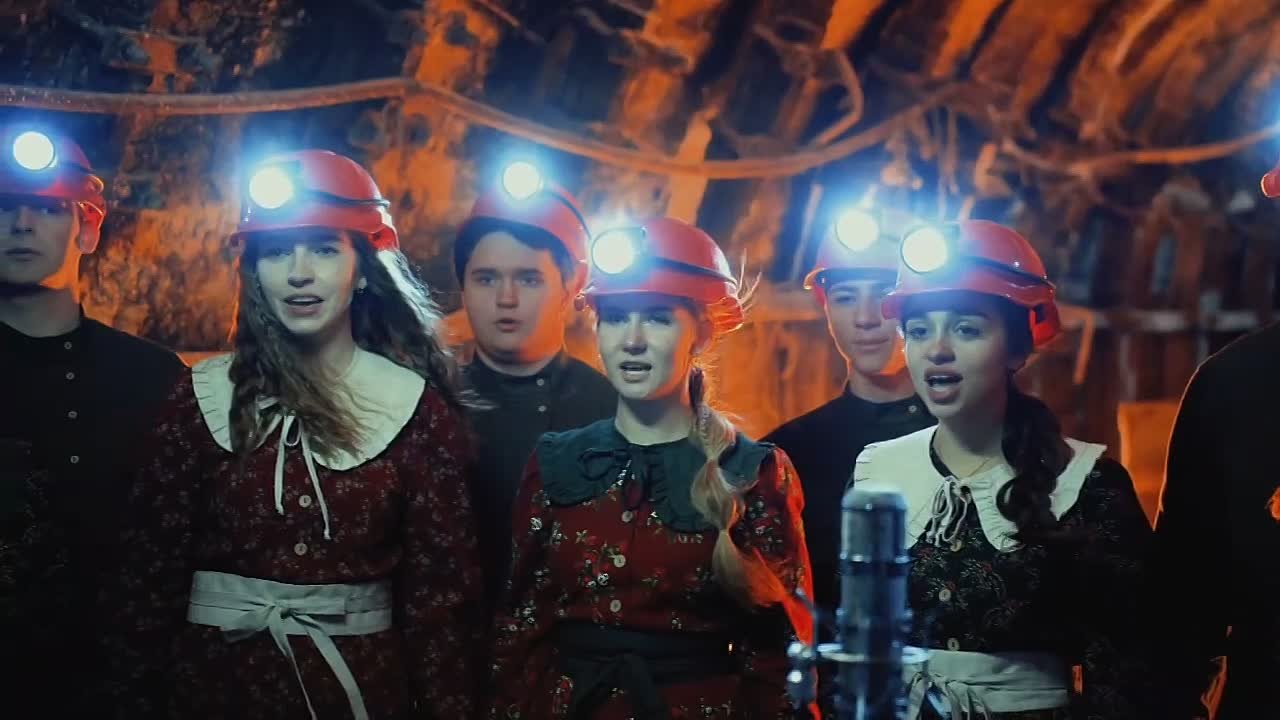 Анна Кондрыкинская: Дорогие друзья, коллеги и родные, сердечно поздравляю вас с Рождеством Христовым!