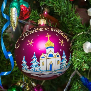 Дорогие юнармейцы!. Поздравляем вас с Рождеством — временем тепла, надежд и новых свершений! Пусть этот светлый праздник принесёт в ваши сердца радость, вдохновение и уверенность в собственных силах