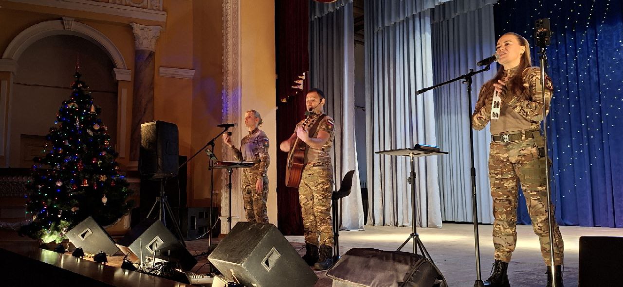 В городе Комсомольское прошел концерт фронтовой группы Добровольческого корпуса МО «Солнце за Нас»