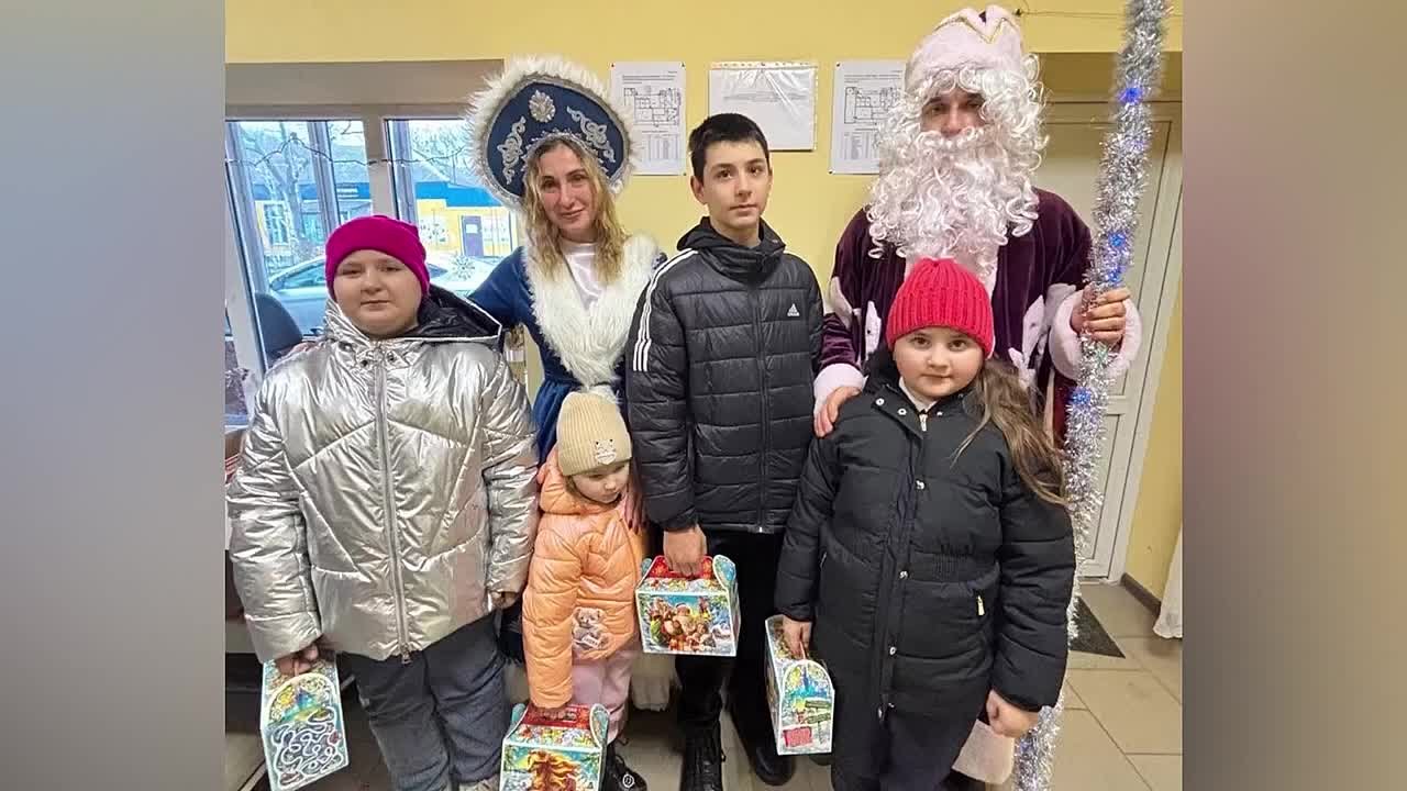 В преддверии новогодних праздников наш шеф-регион — Смоленская область — передал для детей Мангушского округа сладкие новогодние подарки