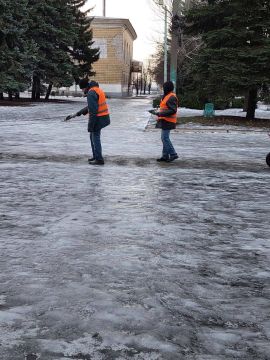 В Кировском активно борются с гололедом