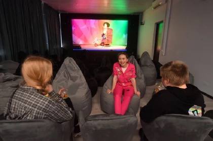 В ДНР детям из многодетных и нуждающихся семей дарят билеты в кино на праздники