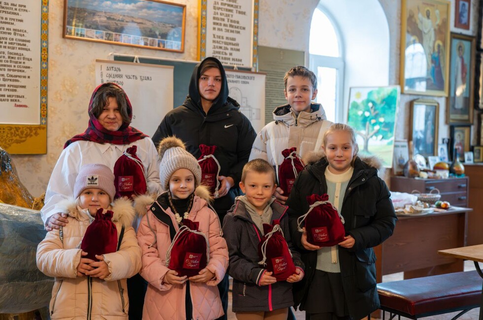 Праздник в трудах. Молодежь ДНР поздравила детей и дежурила в храме на Рождество