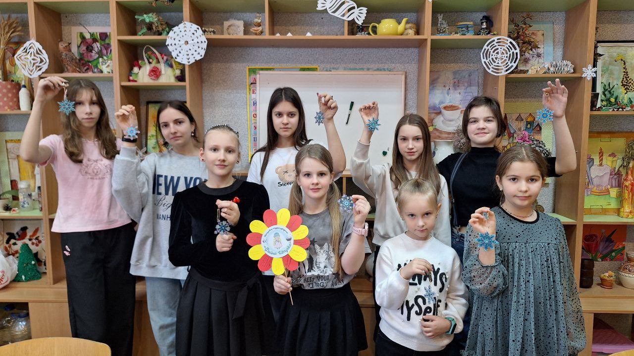 В новогодние каникулы в студии рукоделия "Файна Штучка" Республиканского Дворца детского и юношеского творчества прошел мастер-класс по созданию волшебной снежинки в технике алмазной мозаики, проведенный талантливым...