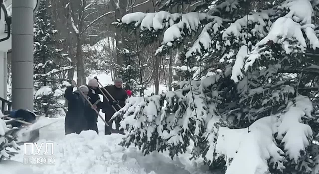 Российские метели дошли до Минска: Лукашенко замечен за уборкой снега