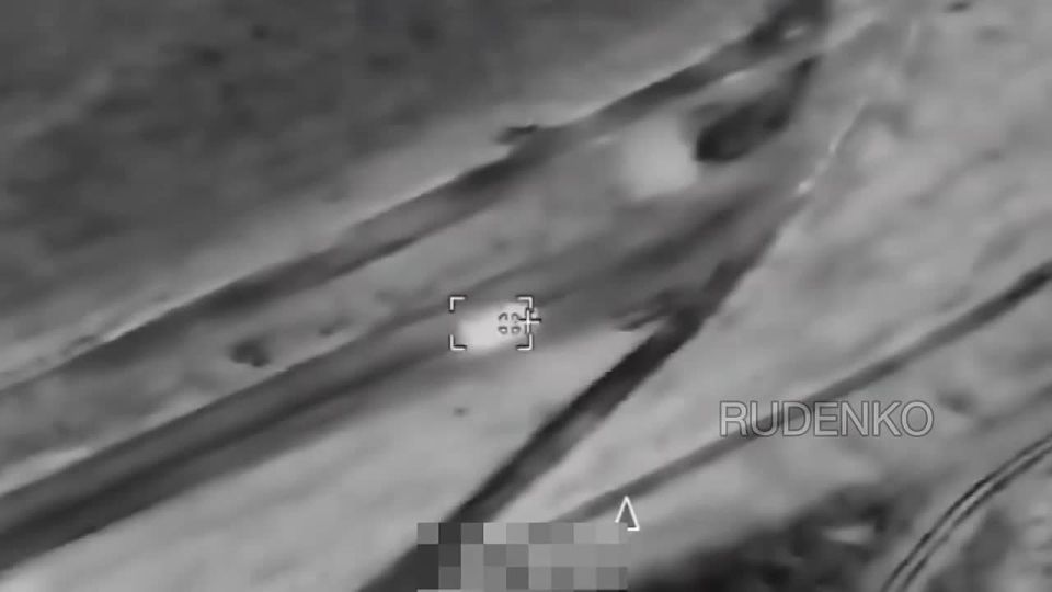 Андрей Руденко: В районе населенногопункта Северск операторы ударных беспилотных летательных аппаратов «Южной»группировки войск обнаружили перемещение двух вражеских боевых бронированныхмашин - «Humvee», производства США и...