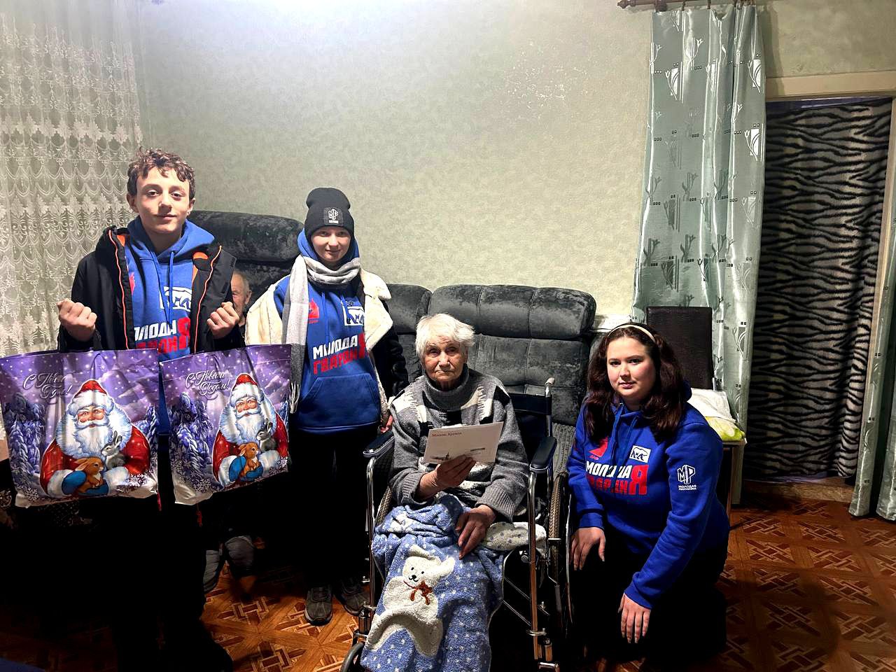 Молодёжь Ждановки передала жительнице города письмо из Кремля