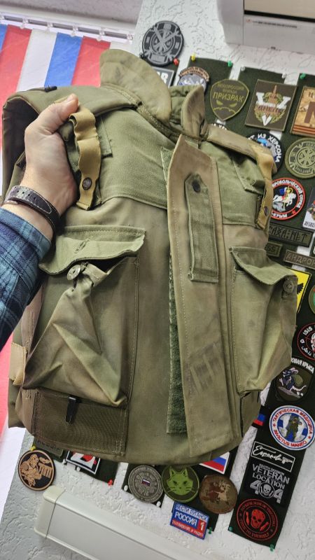 Михаил Андроник: Подгон из Донецка. Трофей. Парни сказали, что это американский бронежилет времен вьетнамской войны, но на самом деле это канадский вариант, стоял на вооружении в 90-х