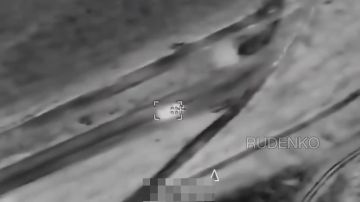 Андрей Руденко: В районе населенногопункта Северск операторы ударных беспилотных летательных аппаратов «Южной»группировки войск обнаружили перемещение двух вражеских боевых бронированныхмашин - «Humvee», производства США и...