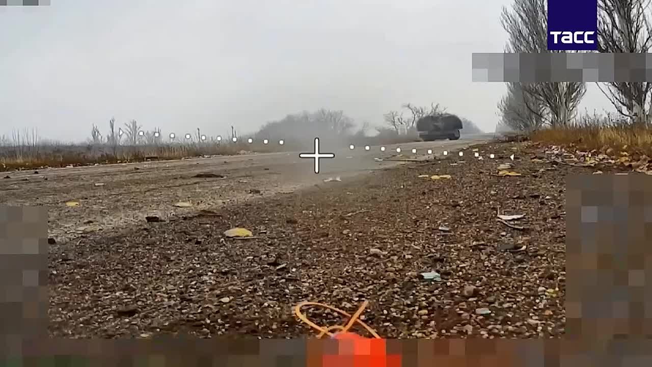 Минобороны показало кадры уничижения дронами на оптоволокне трех броневиков и танка ВСУ на Покровском направлении