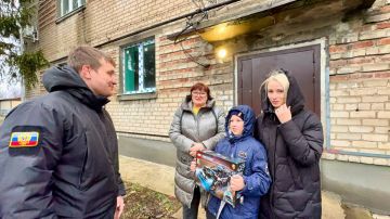 От Уполномоченного по правам человека в Ямало-Ненецком автономном округе Андрея Нестерука передали подарок Мише из Волновахи