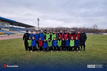 Юные футболисты Енакиево проводят новогодние каникулы с пользой