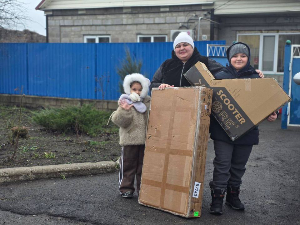 От Уполномоченного по правам ребёнка в ЯНАО Данило Трубицина подарки получили брат и сестра — Сергей и Аня Теймуровы из Волновахи