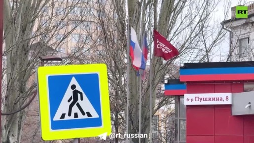 Сотрудница RT и экс-помощница Байдена приехала в единственную работающую школу в Кураховке (ДНР), чтобы поздравить с Рождеством 24 ребёнка