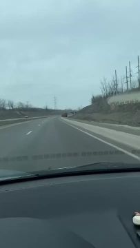 Водовоз сливает воду возле дороги в Пролетарском районе Донецка