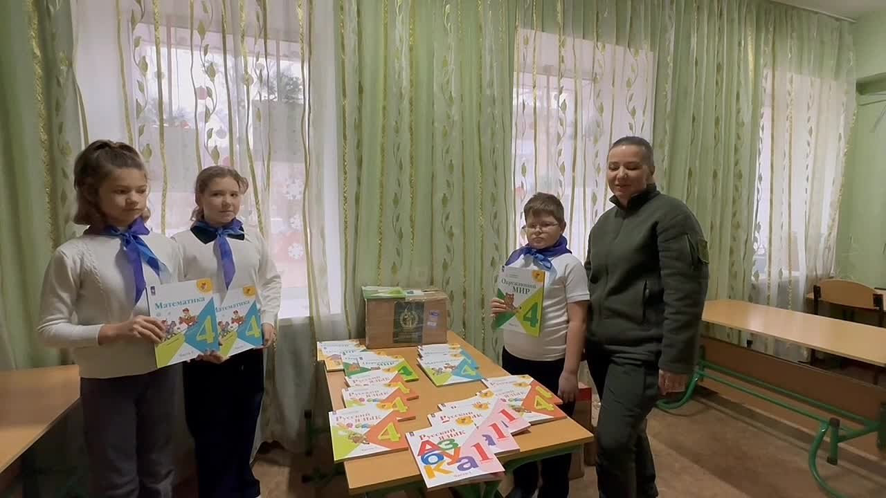 Колымчане передали учебные пособия в школу Ждановки