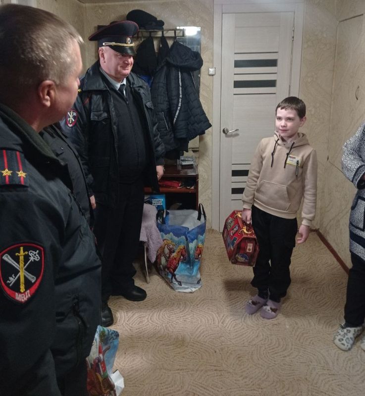 В Мангуше полицейские организовали утренники для детей