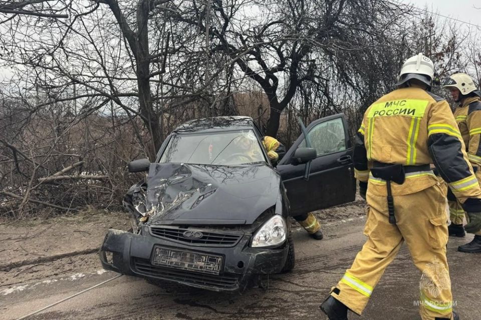 В Снежном сотрудники МЧС России оказали помощь при ДТП
