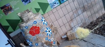 Александр Пеняев: Возле городской библиотеки — филиала №1 была создана локация «Поляна сказок»: у Лукоморья разместились Кот Учёный, Золотой петушок, Золотая рыбка, избушка на курьих ножках со ступой Бабы Яги