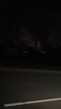 Кадры пожара в Макеевке после прилетов, снятые вблизи