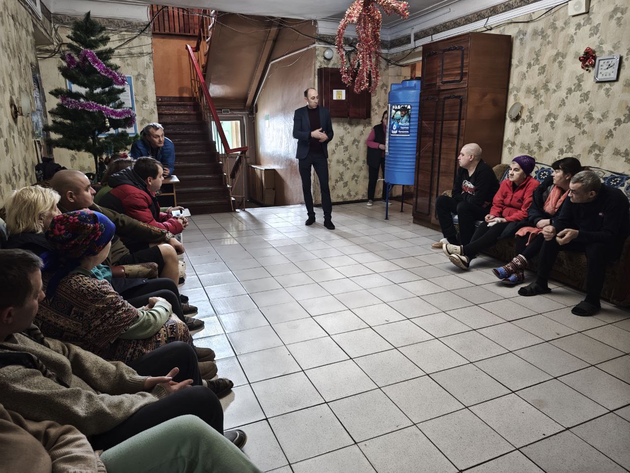 Заместитель главы администрации городского округа Дебальцево Евгений Глебов провел встречу с гражданами находящимися в пункте временного размещения