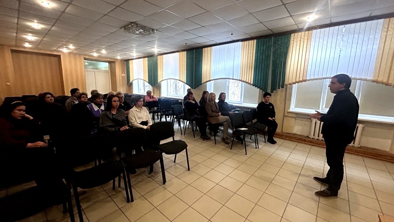 Заместитель главы Администрации Шахтерского муниципального округа провел встречу с сотрудниками сферы образования Ждановки