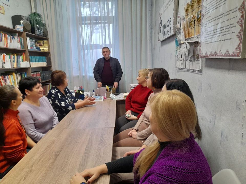 13 января 2026 года депутат Тельмановского муниципального совета Максим Скрипка встретился с трудовым коллективом МБУ «Тельмановская централизованная библиотечная система»