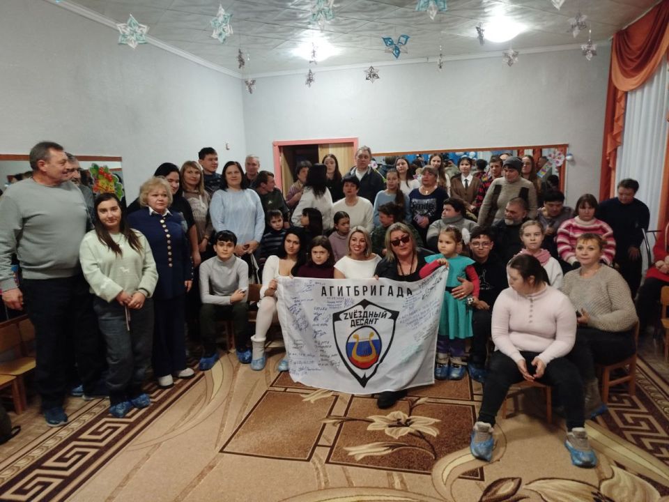 В ГБУ "Центр социальной реабилитации инвалидов и детей - инвалидов г. Дебальцево" по партийному проекту "Женское движение" встретили гостей – агитбригаду «Звёздный десант»