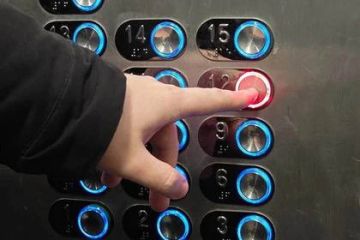 Еще 56 лифтов в 21 многоквартирном доме Мариуполя обновят до конца марта