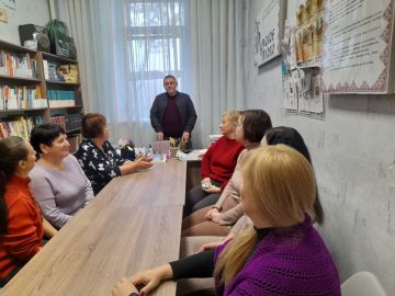 13 января 2026 года депутат Тельмановского муниципального совета Максим Скрипка встретился с трудовым коллективом МБУ «Тельмановская централизованная библиотечная система»