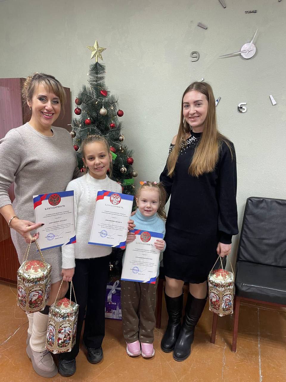 Сегодня, в преддверии Старого Нового года, администрация МБУ "городской парк культуры и отдыха им. А.П. Чехова" вручили подарки и благодарности маленьким участникам Акции «Чего пожелаем нашим жителям и городу в новом 2026...