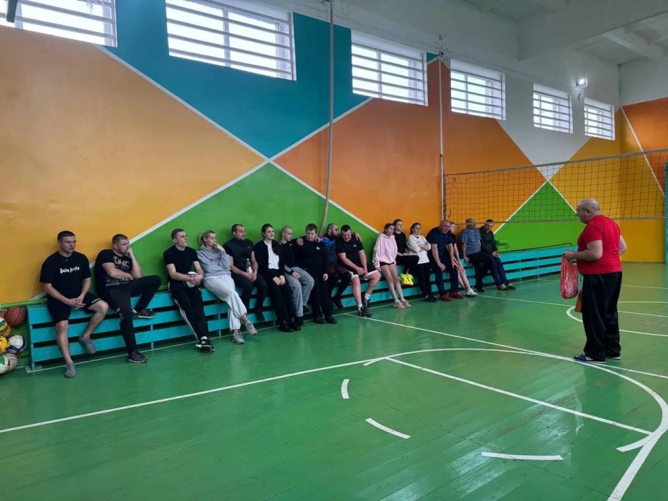 Декада спорта 2026. 6 января в селе Республика Володарского муниципального округа прошла Дружеская встреча по волейболу между командами учащихся, родителей и ветеранов под руководством инструктора по физической культуре МКУ...