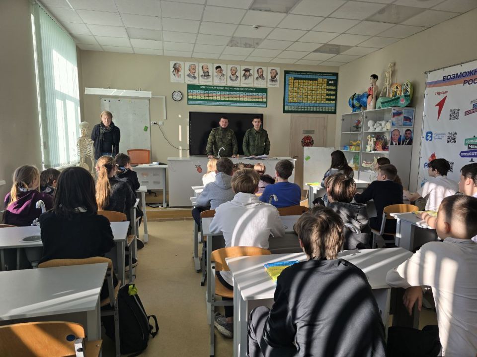 Сотрудники СК провели лекцию со школьниками в Мариуполе