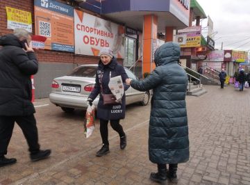Сегодня, 14 января по инициативе Общественного Движения «Донецкая Республика» в Червоногвардейском районе города Макеевки проходит раздача официального печатного издания Общественного Движения «Донецкая Республика»