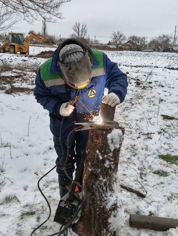Командная работа на благо жителей: специалисты предприятия «Вода Донбасса» и шеф-регионов продолжают ремонтировать объекты в Тельмановском районе