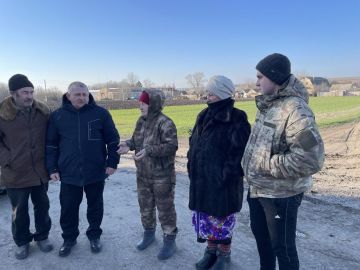 Сегодня начальник Михайловского территориального отдела Администрации Тельмановского округа провел встречу с жителями села Зори