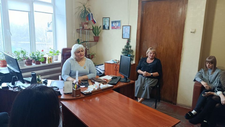 13 января депутат Макеевского городского совета Оксана Бевцык провела встречу с сотрудниками филиала № 13 Республиканского центра социальной поддержки Советского внутригородского района городского округа Макеевка
