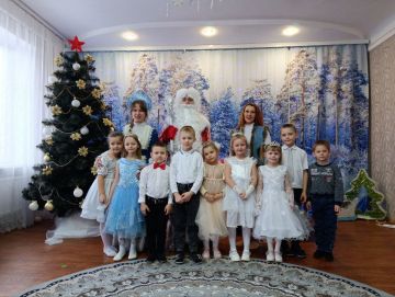 Cегодня, 14 января, в ГКДОУ «Детский сад №4 «Сказка» г.о. Дебальцево», по партийному проекту "Женское Движение" прошёл утренник «Наступает волшебство - чудный праздник Старый Новый год!»