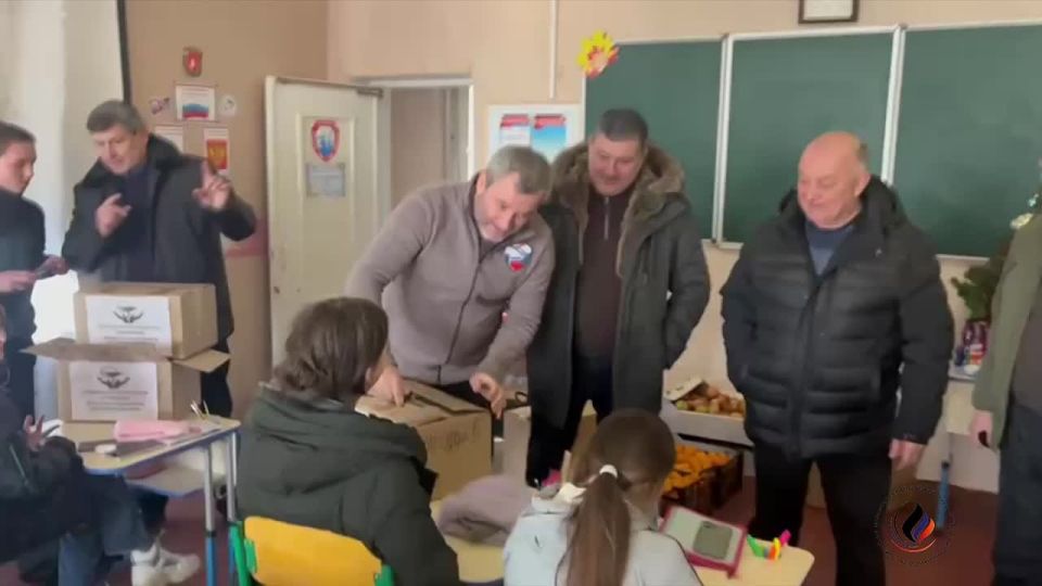 Подарки и поздравления: депутаты ДНР привезли праздник детям в Селидово