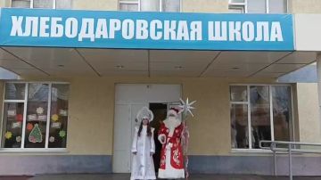 Педагоги и ребята из Хлебодаровской школы поздравили коллектив Гимназии города Лабытнанги с Новым годом