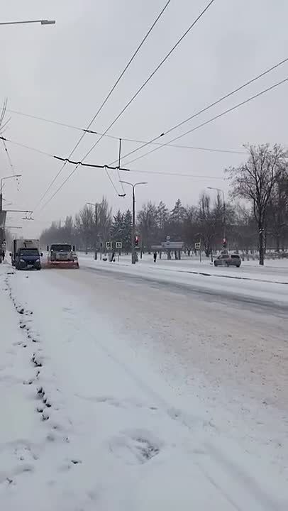 В Донецке убирают улицы от снега