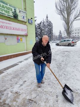 Сотрудники Донецкого городского молодёжного центра присоединились к уборке снега в нашем городе