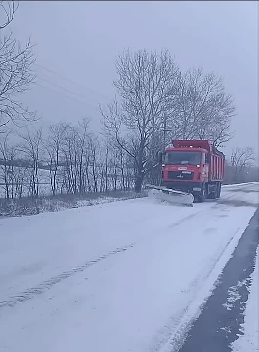 По состоянию на 18:00 на дорогах общего пользования регионального и межмуниципального значения продолжаются мероприятия по обеспечению безопасного проезда