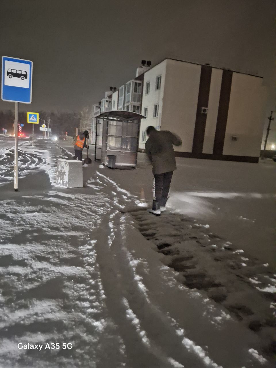 Константин Зинченко: Зима и комфорт в городе. Служба благоустройства "Комфорт" незамедлительно приступила к очистке территории от снежных осадков