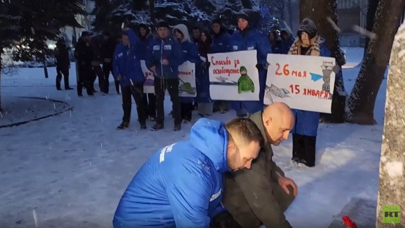 Активисты ДНР почтили память бойцов, погибших при освобождении донецкого аэропорта