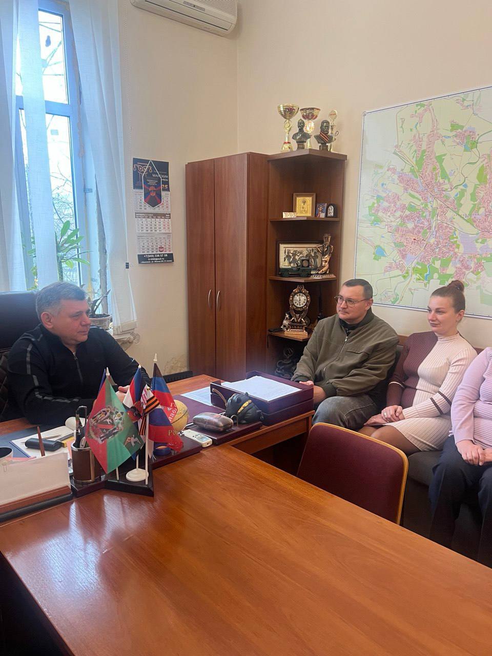 Роман Конев: 14 января 2026 года депутат Горловского городского совета от фракции «Единая Россия» - Сергей Третьяков в рамках исполнения поручения Главы Донецкой Народной Республики Дениса Пушилина провел встречу с трудовым...